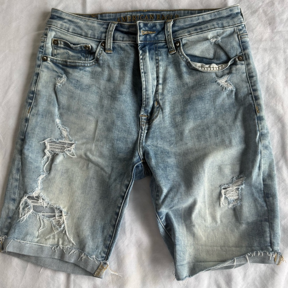 American Eagle men’s light blue distressed denim shorts, 9” inseam, 30” waist